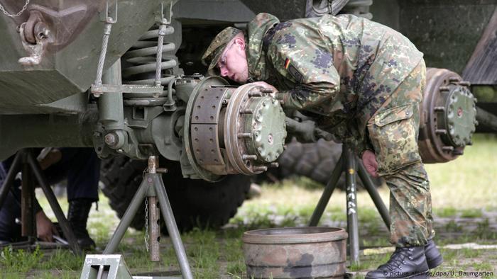 Reparieren, reparieren, reparieren...
Die Reparatur-Einheiten sind im Dauereinsatz. Aber auch das läuft nicht ohne Probleme ab: Teilweise fehlen wichtige Ersatzteile und - so beklagt es der Wehrbeauftragte - seien bei den Industrie-Instandsetzungen viel zu lange Wartezeiten mittlerweile die Regel. 