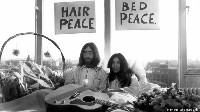 John Lennon and Yoko Ono at the Bed-In for peace in Amsterdam (Imago stock&people)