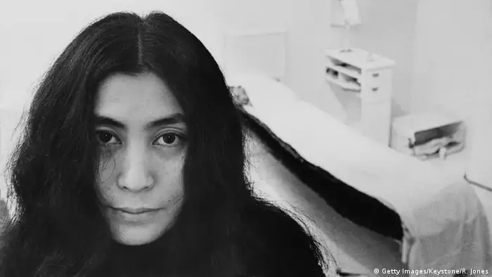 Yoko Ono em 1968, na Lisson Gallery de Londres