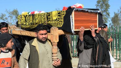 Afghanistan Beerdigung nach Anschlag (Getty Images/AFP/N. Shirzada)