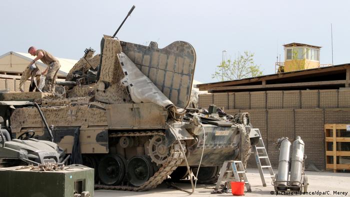 Afghanistan Feldlager Kundus Reparatur eines Panzers (Foto: picture-alliance/dpa/C. Merey)