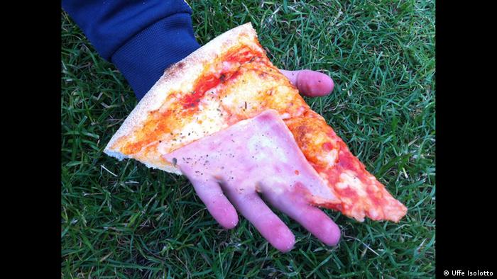 Ein Stück Pizza und ein Handschuh, an dem ein Finger fehlt (Uffe Isolotto)