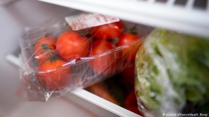 Nos supermercados, muitos alimentos são embalados com plástico