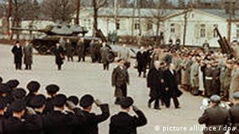 Andernach am Rhein. Bundeskanzler Adenauer stattete am 20.1.1956 der Truppe des Heeres, der Luftwaffe und der Marine in der ersten Garnisionsstadt der neuen deutschen Streitkräfte seinen ersten offiziellen Besuch ab (Foto: dpa)