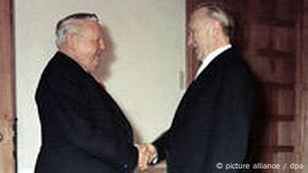 Bundeskanzler Ludwig Erhard (1963 - 1966) und Bundeskanzler Konrad Adenauer (1949 - 1963) (Photo dpa)