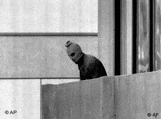 Ein Mitglied der arabischen Kommandogruppe, die Mitglieder des israelischen olympischen Teams in ihrer Unterkunft im olympischen Dorf in München als Geisel genommen haben, erscheint am 5. September 1972 maskiert auf dem Balkon des Gebäudes, in dem sich die Geiseln befinden