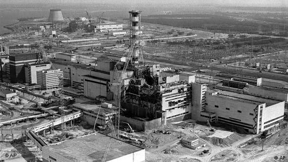 Das Schwarz-Weiß-Bild zeigt den zerstörten Reaktor des Kernkraftwerks Tschernobyl in der damaligen UDSSR im Jahr 1986 Das Schwarz-Weiß-Bild zeigt den zerstörten Reaktor des Kernkraftwerks Tschernobyl in der damaligen UDSSR im Jahr 1986