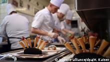 Köche arbeiten am 05.09.2017 in Düsseldorf (Nordrhein-Westfalen) in der Küche des Restaurants Im Schiffchen. Es ist eines der drei Zwei-Sterne-Restaurants in NRW. Foto: Henning Kaiser/dpa | Verwendung weltweit