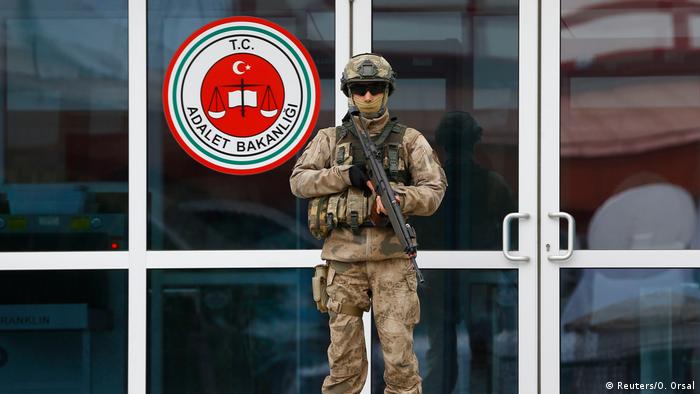 Ein schwer bewaffneter Soldat bewacht das Hochsicherheitsgefängnis Lilivri in Istanbul.
