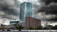 EZB Europäische Zentralbank mit schwarzen, bedrohlich wirkenden Wolken in Frankfurt, Hessen, Deutschland | Verwendung weltweit