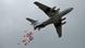 Víveres de ONG alemana Welthungerhilfe lanzados desde un avión sobre Sudán del Sur Víveres de ONG alemana Welthungerhilfe lanzados desde un avión sobre Sudán del Sur