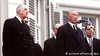 Charles de Gaulle in Deutschland. Der deutsche Bundeskanzler Konrad Adenauer (am Mikrofon) steht mit seinem Gast, dem französischen Staatspräsidenten Charles de Gaulle (links daneben) vor der Villa Hammerschmidt in Bonn (September 1962)