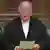 Der Speaker des britischen Unterhauses sitzt auf seinem grünen Sessel (Foto: AP)