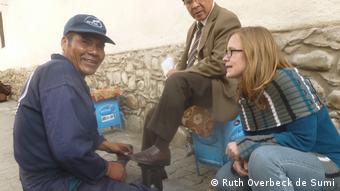 Ruth Overbeck de Sumi im Gespräch mit einem Schuhputzer in La Paz.