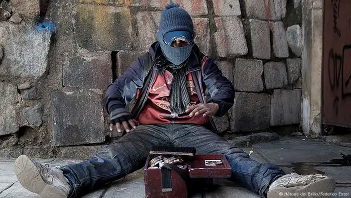 Ein Schuhputzer wartet in Villa Fatima, einem nördlichen Stadtteil von La Paz, auf Kundschaft. (Federico Estol)