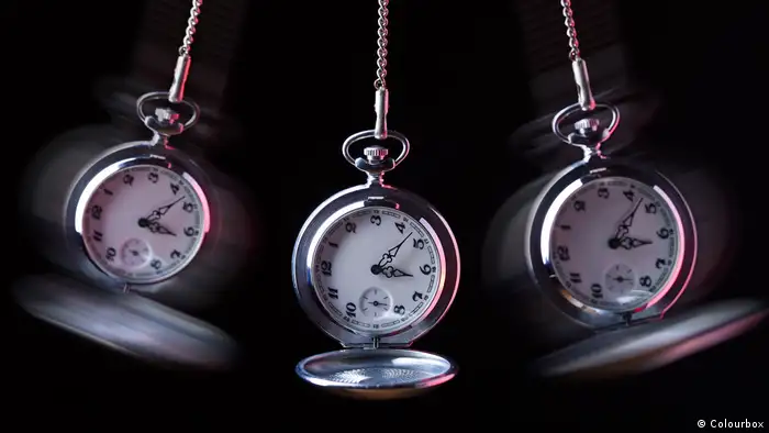 A pocket watch swings back and forth (Colourbox)