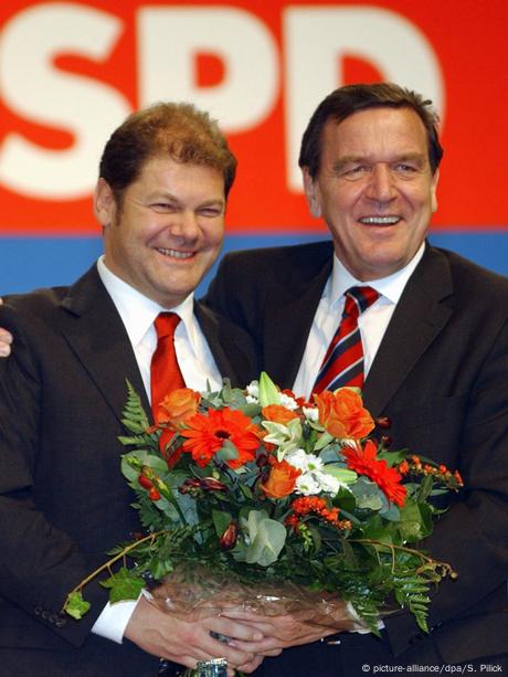 20 Ekim 2002'de SPD kongresinde Olaf Scholz ve eski Başbakan Gerhard Schröder 