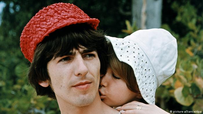  Pattie Boyd kisses George Harrison's neck (picture-alliance/dpa)