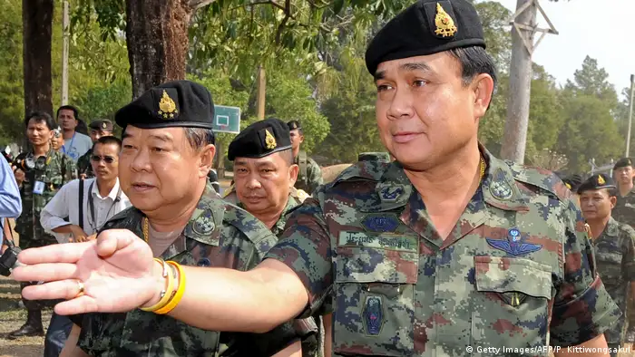 Der Fall ist besonders pikant, da der Führer der Militärjunta, Ex-General Prayuth Chan Ocha (rechts, neben ihm General Prawit), den Sturz der gewählten Regierung unter anderem mit der ausufernden Korruption unter der zivilen Regierung begründet hatte. Ihre Eindämmung hatte er sich auf die Fahne geschrieben.