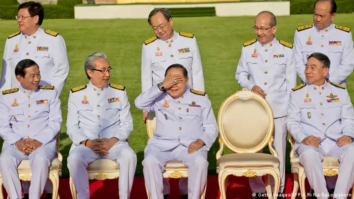 Das Foto des neuen Kabinetts der Thailändischen Junta von Anfang Dezember 2017 brachte eine ungeahnte Protestwelle ins Rollen. Der Grund? Die Nummer zwei der Junta, Prawit Wongsuwan, der sich auf dem Bild die Augen beschattet, stellte ungeahnte Werte zur Schau. 