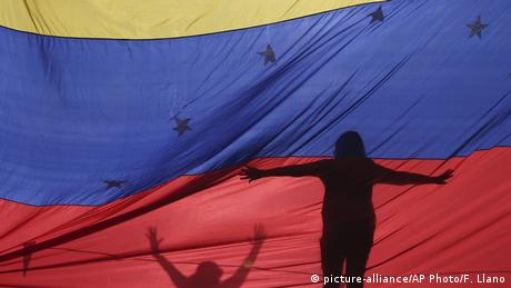 Venezuela Caracas - Venezuela Flagge mit Schatten eines Protestierenden (picture-alliance/AP Photo/F. Llano)