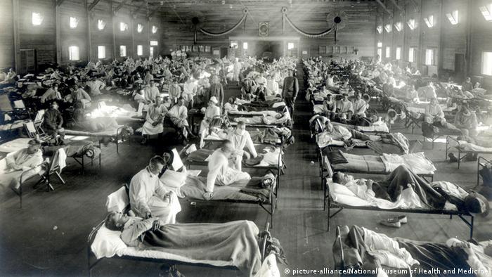 Chorzy na grypę hiszpańską w szpitalu wojskowym w Fort Riley (stan Kansas, USA)