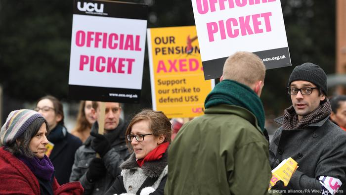 British University Lecturers Go On Strike Over Pensions News Dw 22 02 2018