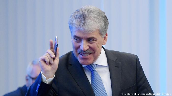 Pavel Grudinin points a finger during his registration in 2018