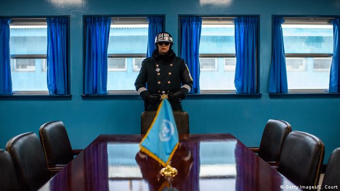 Средната постройка е отворена за посетители от двете страни, но не едновременно, а на смени. Когато в помещението влизат например посетители от Южна Корея, южнокорейски войници охраняват отсрещната врата, водеща към Северна Корея. И обратното. Вътре в синята постройка границата все пак може да бъде прекрачвана.