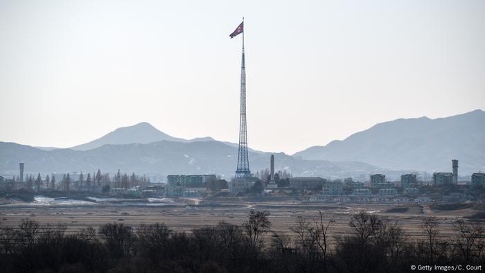 От северната страна на демаркационната линия се намира селището Киджон. От високоговорителите, разположени там, преди време Северна Корея е разпространявала пропаганда. Символ на Киджон е 160-метровата кула, на върха на която гордо се развява огромен севернокорейски флаг с тегло 270 килограма. Тази кула е един от най-високите пилони за знамена в света, нарежда се на четвърто място. 