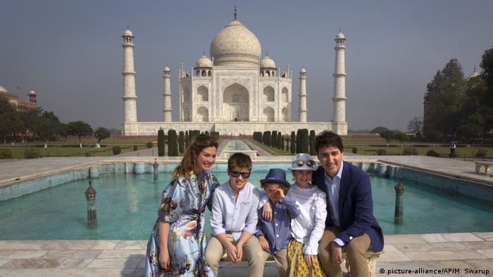 Trudeau mit seiner Familie in Indien (picture-alliance/AP/M. Swarup)