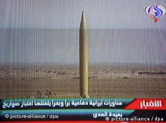 عکس موشک شهاب ۳، برگرفته از شبکه‌ی ایرانی تلویزیونی الاخبار در ماه ژوئیه‌ی ۲۰۰۸. این موشک بردی حدود ۲۰۰۰ کیلومتر دارد.