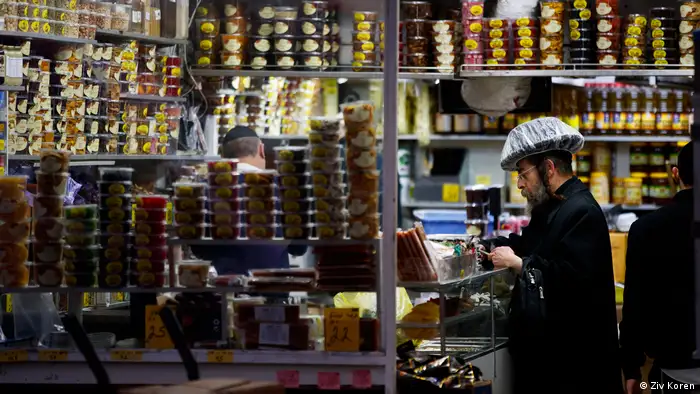 @dw_stories - Geschäft im vorwiegend von ultraorthodoxen Juden bewohnten Viertel Mea Shearim in Jerusalem