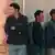 Drei junge Männer warten auf Arbeit in dem Film "El Ejido"