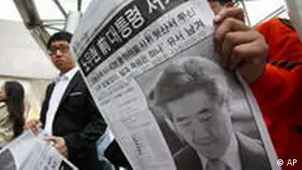 Süd Korea Mann ließt Zeitung über den Tod von Präsident Roh Moo-hyun at