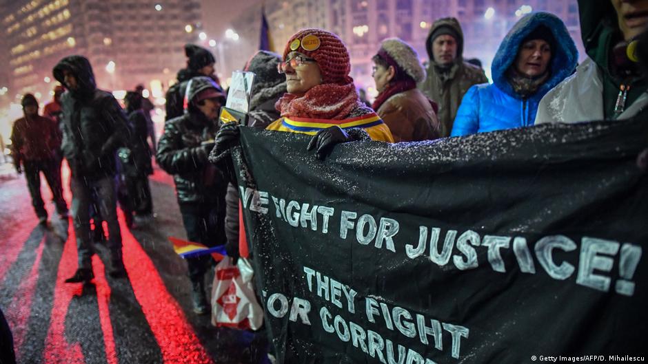 Romanians rally in support of anti-graft chief