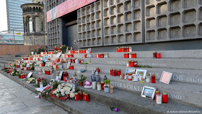 Свечи в память о погибших в результате теракта в Берлине