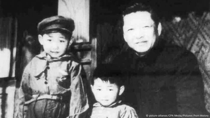 China Xi Jinping & Vater Xi Zhongxun im Jahr 1958