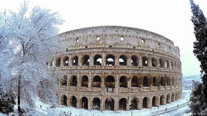 Italien Winter & Schnee in Rom | Kolosseum (Reuters/A. Lingria)