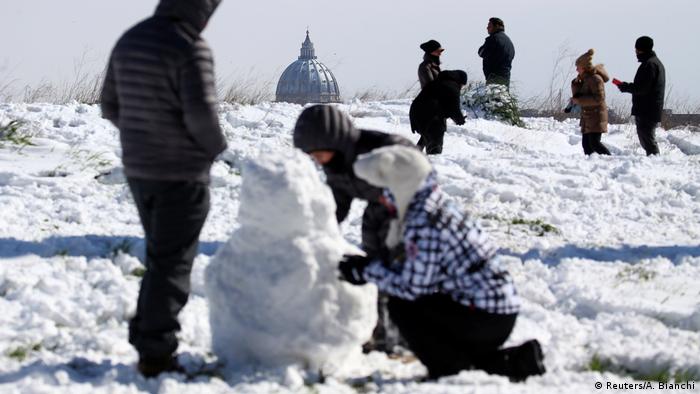 Italien Rom - Kinder spielen im Schnee (Reuters/A. Bianchi)