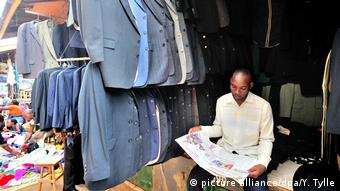 Χιλιάδες μικροπωλητές στην Αφρική προσφέρουν μεταχειρισμένα ρούχα