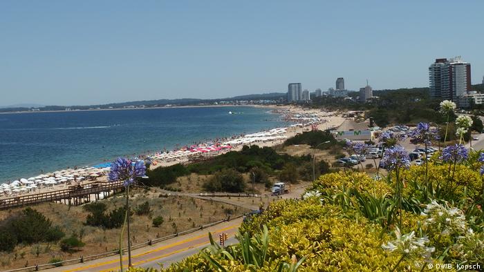 Punta del Este, en la costa uruguaya: la crisis argentina amenaza a su pequeño vecino, Uruguay. Se espera que el turismo sea juno de los sectores afectados. 