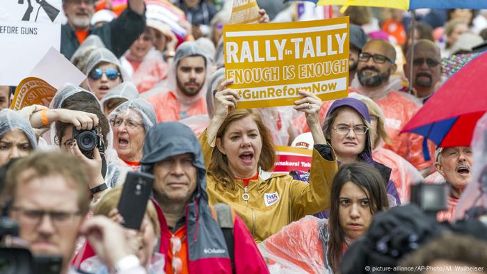 USA Schüler in den USA demonstrieren für schärferes Waffenrecht (picture-alliance/AP-Photo/M. Wallheiser)