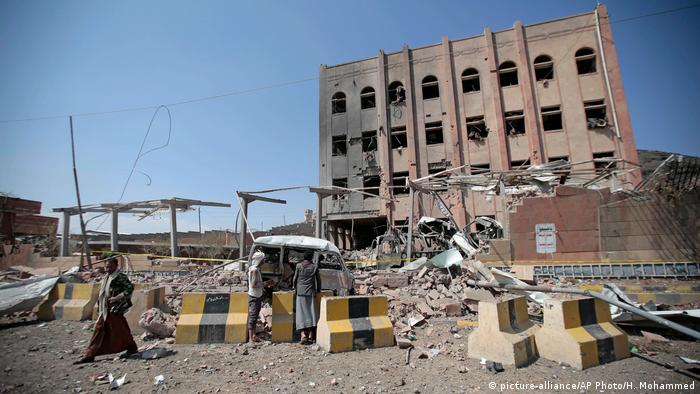 Jemen Zerstörte Häuser und Straßen in Sanaa (picture-alliance/AP Photo/H. Mohammed)