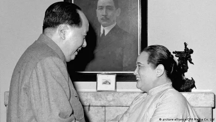 China Mao Zedong begrüßt Sun Yat-sen (picture alliance/CPA Media Co. Ltd)