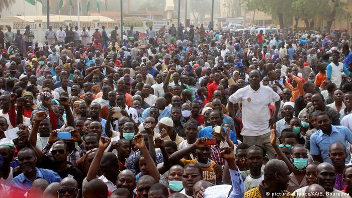 Niger Protest gegen das Haushaltsgesetz der Regierung
