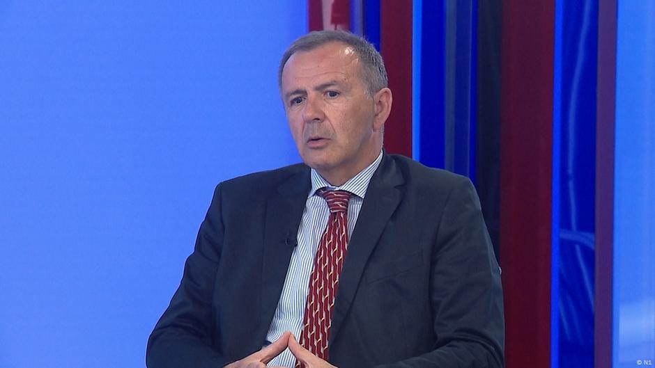 Luka Brkić, profesor politikologije