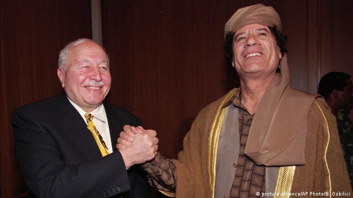Başbakan Erbakan ve Libya lideri Muammer Kaddafi olaylı basın toplantısı öncesindeki gece Sirte'de.