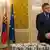 Der slowakische Premierminister Robert Fico steht hinter Bündeln von Euro-Banknoten während einer Pressekonferenz über den Mordfall eines führenden Journalisten, der hochkarätigen Steuerbetrug untersucht