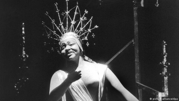 Η θεά στο έργο «Τανχόιζερ» του Βάγκνερ που φαίνεται στη φωτογραφία δεν είναι άλλη από τη θρυλική αφροαμερικάνα ντίβα της όπερας Γκρέις Μπάμπρι. Γεννημένη το 1937 στο Σεντ Λούις συγκαταλέγεται στις κορυφαίες σοπράνο του εικοστού αιώνα. Με χαρακτηριστική φωνή και ανατρεπτική πάντα παρουσία.
